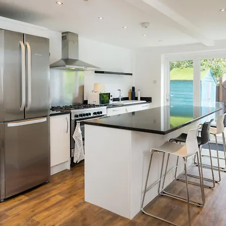 4-bedroom Sleeps 8 Fast Wifi * Harrogate