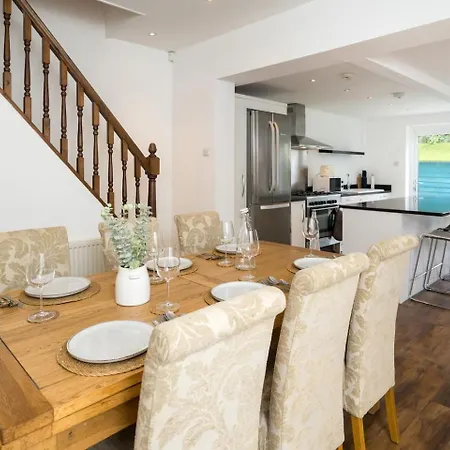 4-bedroom Sleeps 8 Fast Wifi