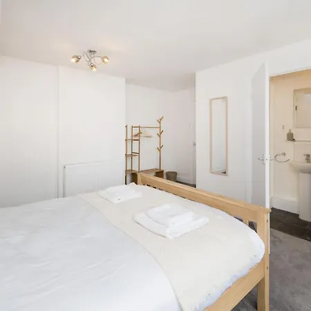 4-bedroom Sleeps 8 Fast Wifi 公寓 *