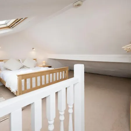 4-bedroom Sleeps 8 Fast Wifi *